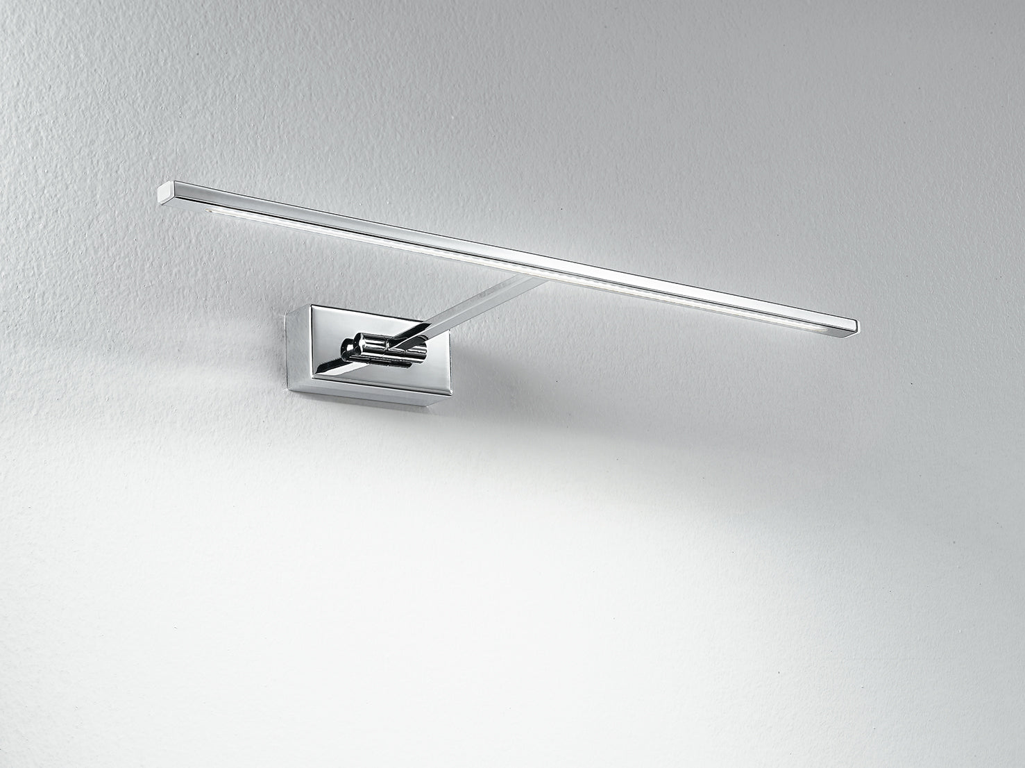Applique a parete led integrato orientabile in metallo cromato dalla linea sottile 4W 3000°k 470lm collezione Applique a parete led integrato orientabile in metallo cromato dalla linea sottile 4W 3000°k 470lm collezione